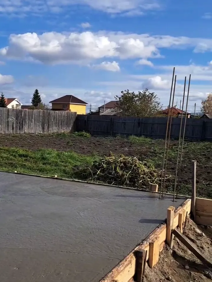 Заливка бетонной плиты в опалубке