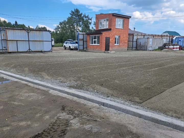 Бортовой камень вдоль будущей площадки