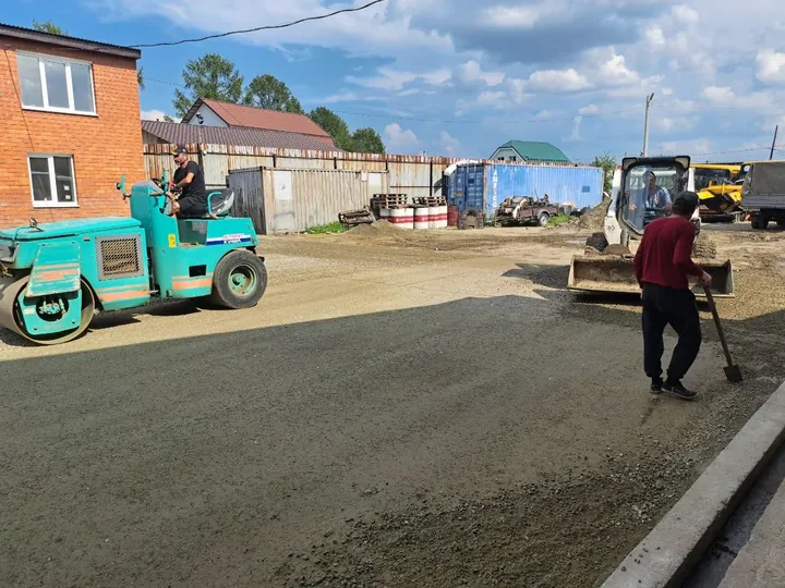 Планировка площадки погрузчиком и катком
